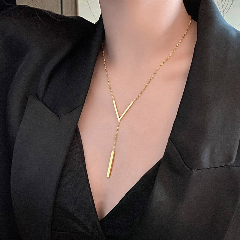 Collar largo de moda para mujer con diseño de borla en forma de V - Terzo stile