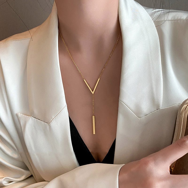 Collar largo de moda para mujer con diseño de borla en forma de V - Terzo stile